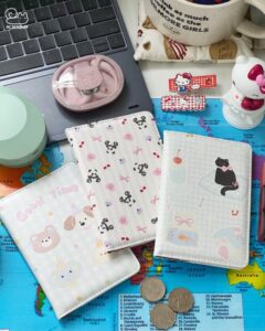 viết nhật ký hay lập kế hoạch mà còn là món quà ý nghĩa dành tặng bạn bè, người thân. Đây là lựa chọn hoàn hảo cho những ai muốn kết hợp thẩm mỹ và công năng trong một sản phẩm văn phòng phẩm chất lượng.